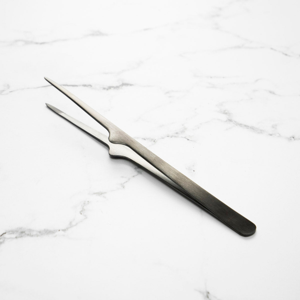 Gestura Petite Stando Tweezer - Gunmetal